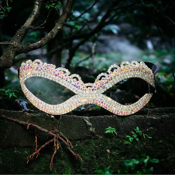 Mascaraed eye wear - Picture 4 of 5